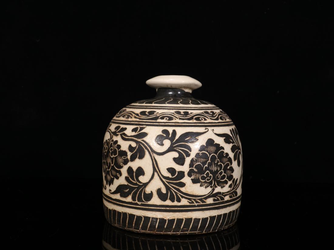 A CIZHOU WARE 'FLOWER BLOSSOMS' TULU VASE (1 of 9)