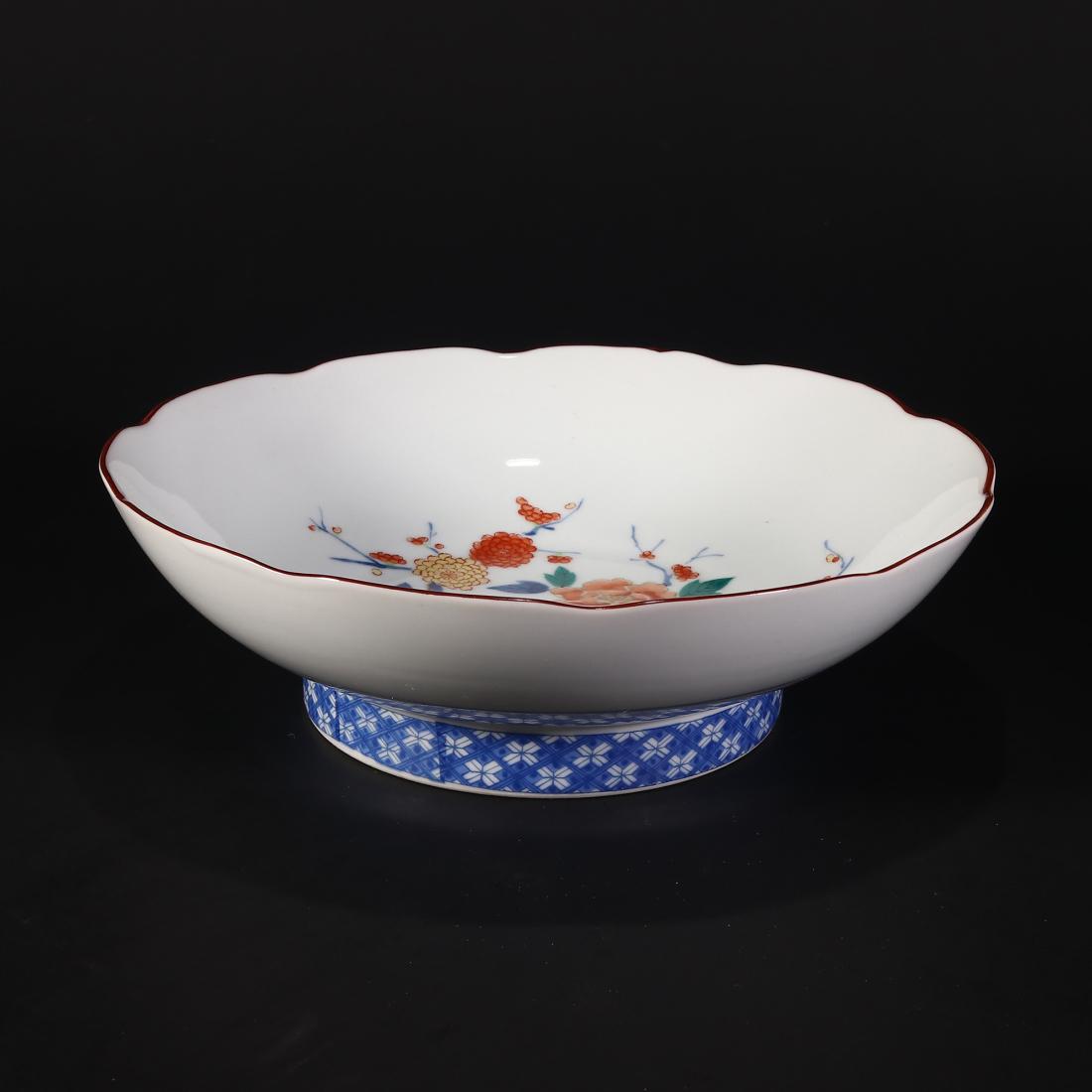 A JAPANESE ARITA WARE 'PEONY' PORCELAIN PLATE (1 of 8)