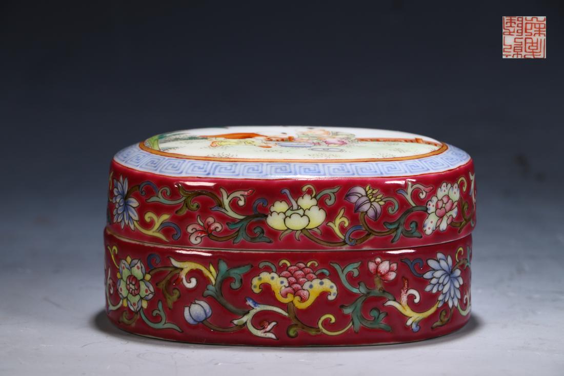 A RED GROUND FAMILLE ROSE PORCELAIN TRINKET BOX (1 of 9)