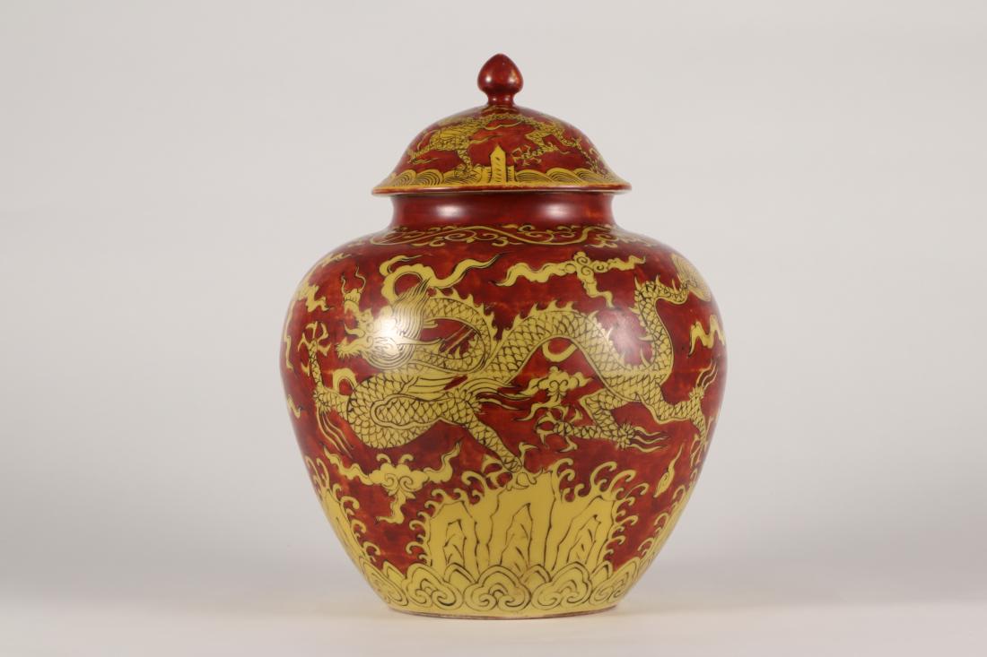 A RED-GROUND JAUNE GLAZE DRAGON GENERAL HELMET JAR (1 of 9)