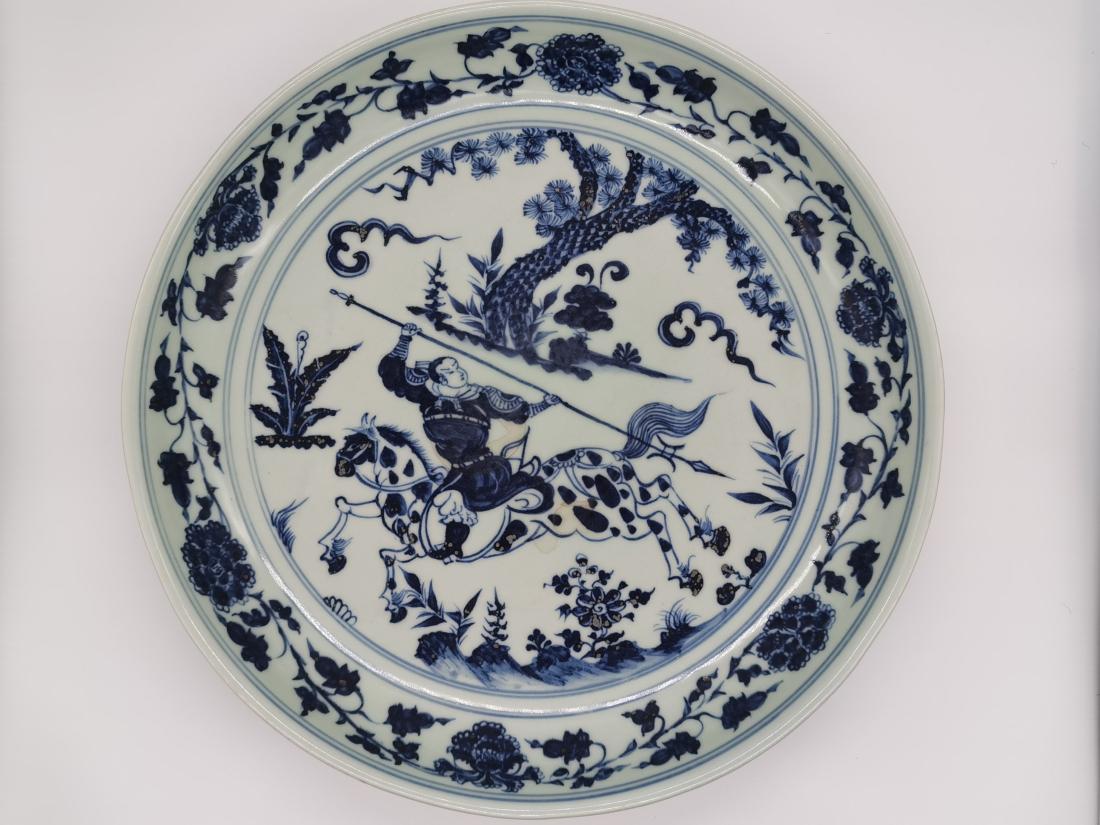 A BLUE AND WHITE 'WARRIOR' PORCELAIN DISH (1 of 9)