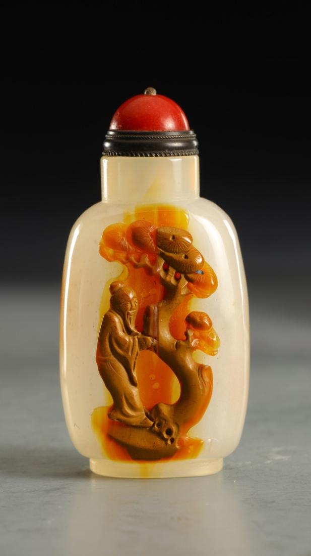 AN AGATE CARVING 'SCHOLAR' SNUFF BOTTLE (1 of 9)