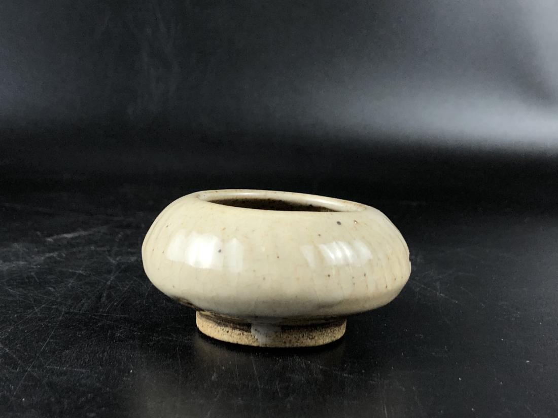 A CIZHOU KILN WHITE GLAZED WATER POT (1 of 4)