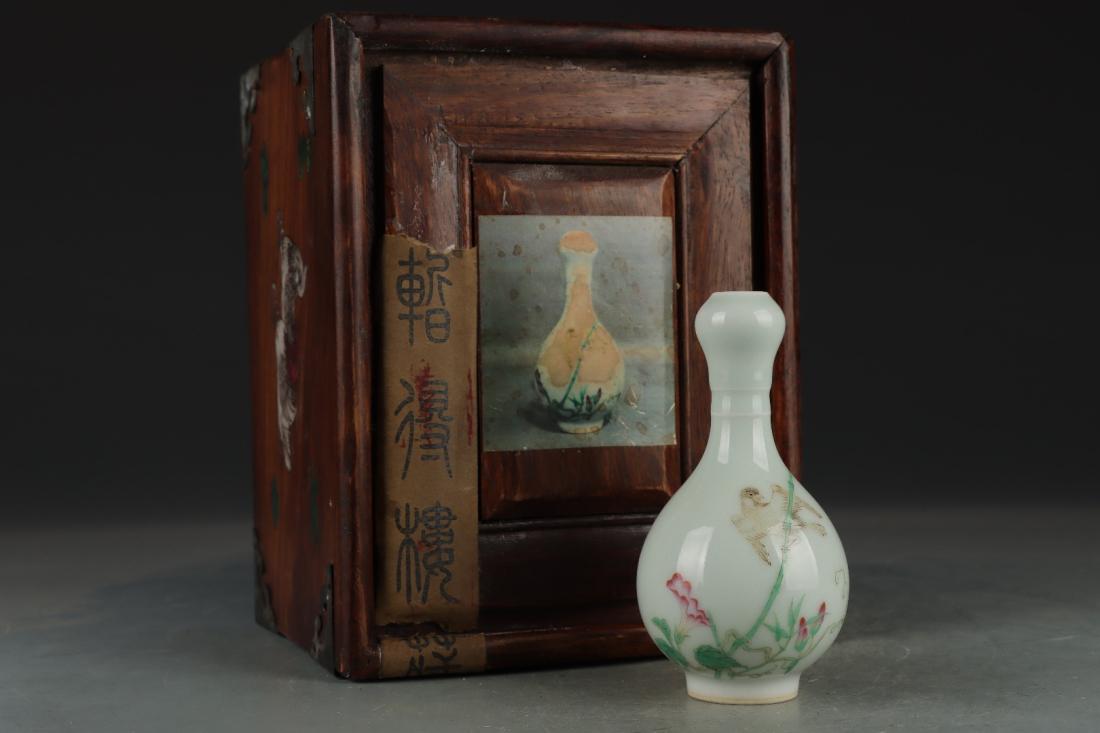 FAMILLE ROSE GARLIC-HEAD VASE WITH WOODEN BOX (1 of 9)