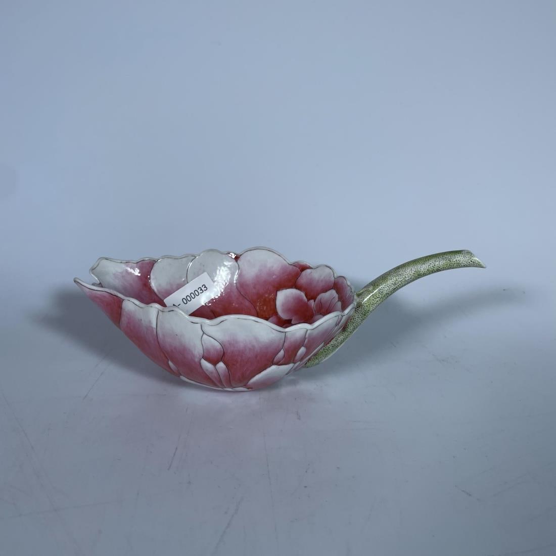 FAMILLE ROSE TAIHU AUTUMN EXERCISE MEMORIAL CUP: Famille rose Taihu autumn exercise memorial cup. A nineteen-character "Da Qing Guang Xu San Shi Si Nian An Hui Tai Hu Fu Jin Qiu Cao Ji Nian Bei" is on the handle.Dimensions: H 5cm, W 11.5cmAll measur