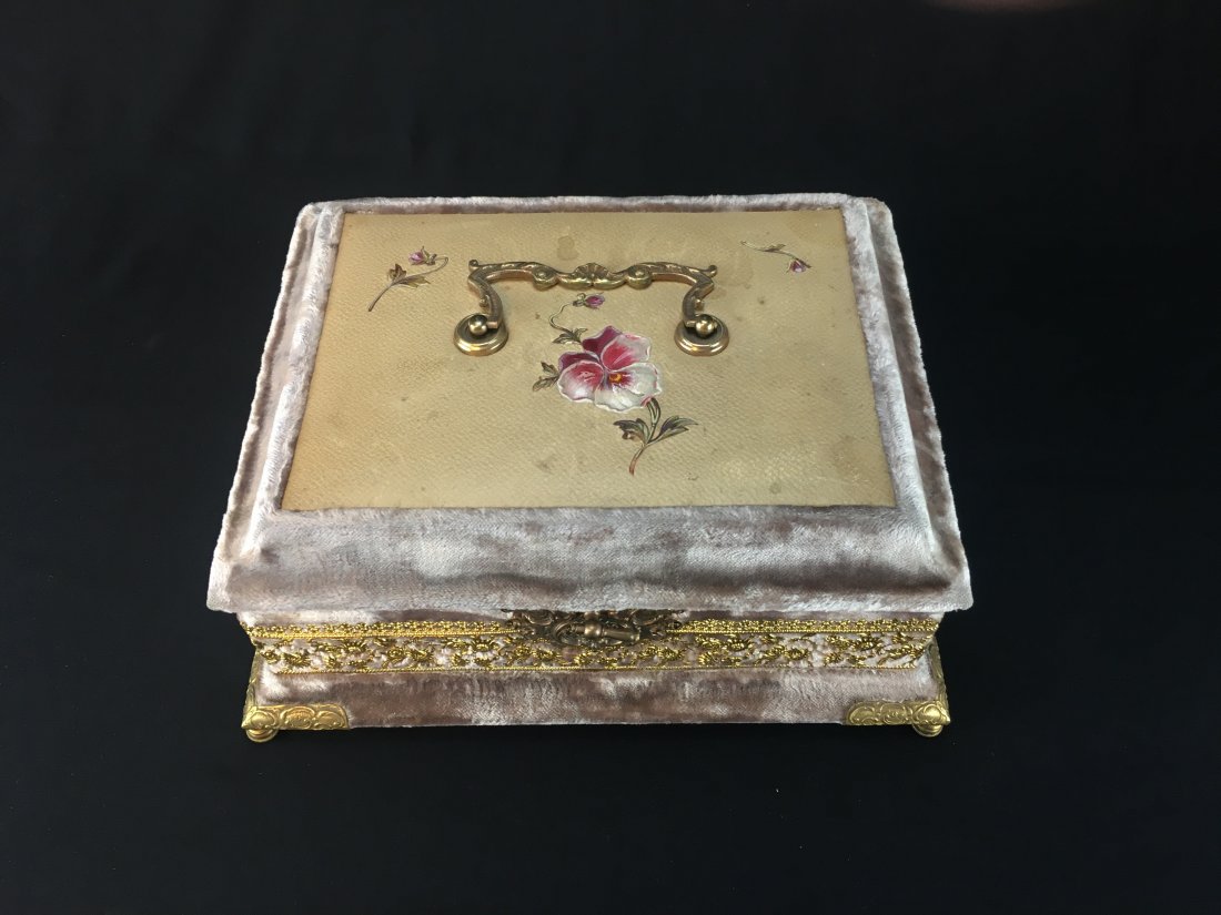 VICTORIAN PURPLE VELVET SEWING BOX: VICTORIAN SEWING BOX WITH ALL ACCESSORIES. THE ACCESSORIES ARE POSSIBLY MADE OF BONE. IT HAS A LIGHT LAVENDER EXTERIOR WITH A PINK SATIN INTERIOR. THE HANDLES AND FEET ARE BRASS AND THE TOP IS EITHER 
