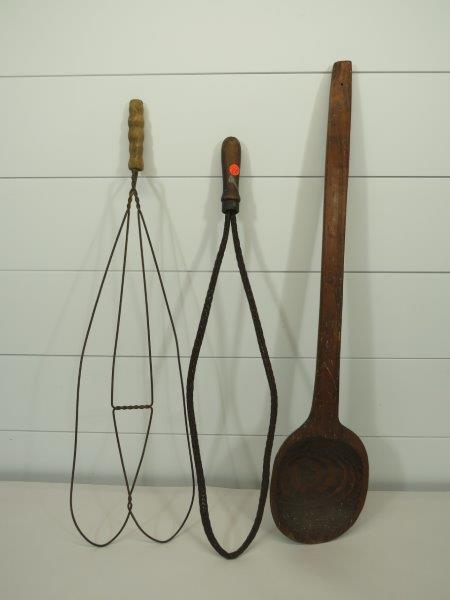LOT OF 2 PRIMITIVE RUG BEATERS W/ A WOODEN LADLE (1 of 5)