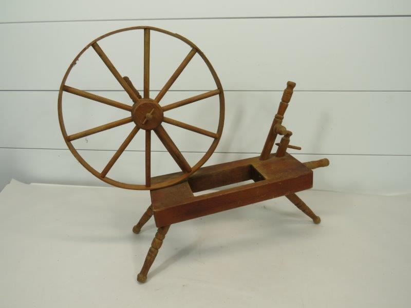 MINIATURE CHILD'S SPINNING WHEEL (1 of 3)