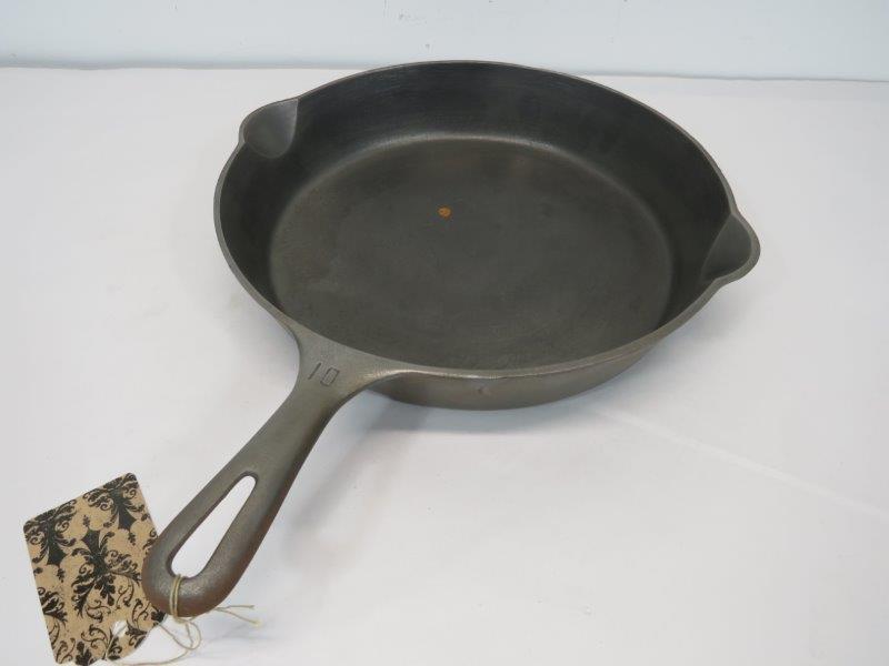 Griswold Small Logo No.10 Cast Iron Skillet (1 of 11)