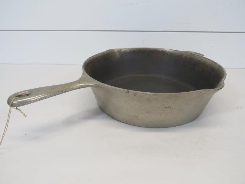 Wagner Ware Cast Iron Fryer: Marked 1401 C. With some wear, as shown in photos, and sits flush. 11" W x 3" D 