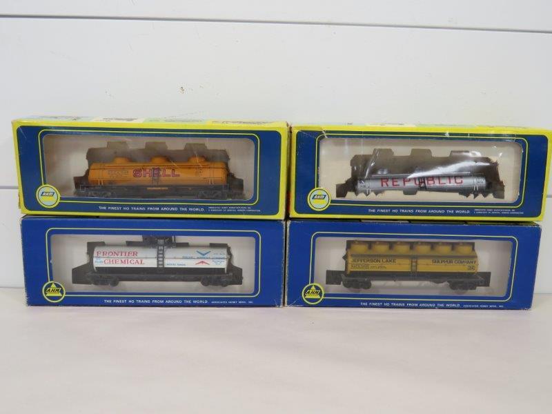 AHM HO Scale Model Train Freight Cars (4) (1 of 7)