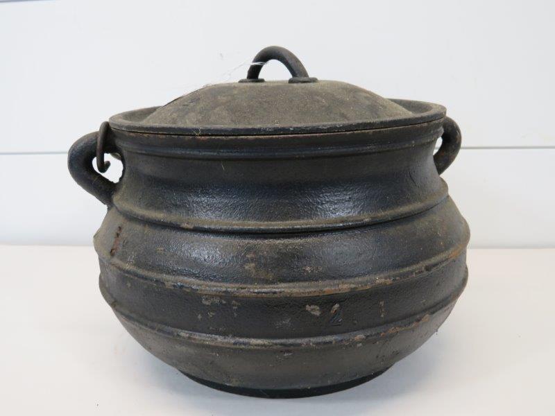 Cast Iron Unmarked No. 2 Bean Pot w/ Lid (1 of 8)