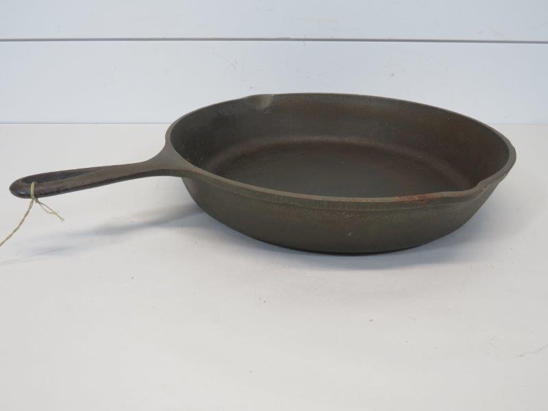 SK Cast Iron Skillet No. 10  w/ Fire Ring (1 of 12)