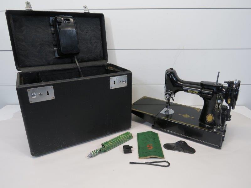 1951 Singer Featherweight Sewing Machine (1 of 16)