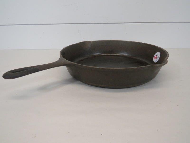 Griswold Large Slant Logo Cast Iron Skillet w/ Fire (1 of 8)