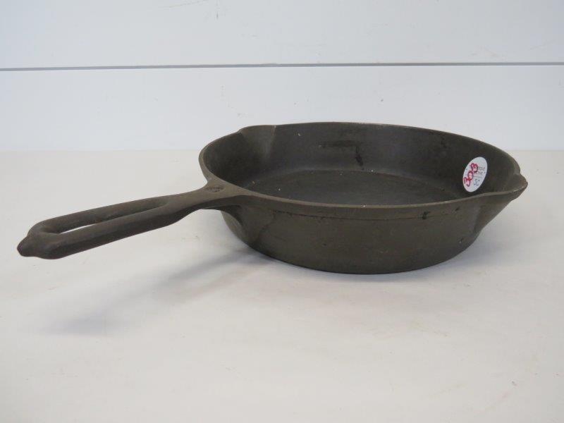 Wapak No. 8 Cast Iron Skillet w/ Fire Ring (1 of 10)