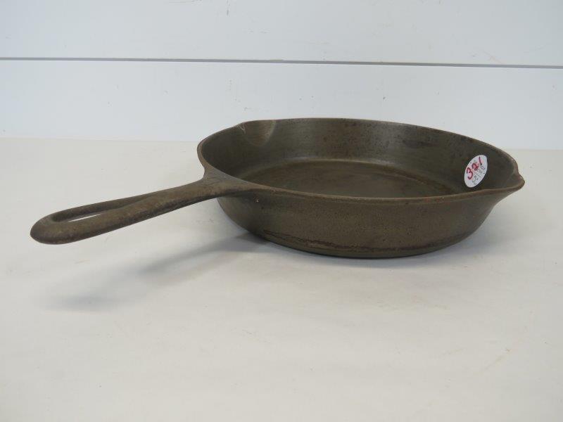 Griswold Small Logo No. 8 Cast Iron Skillet (1 of 8)
