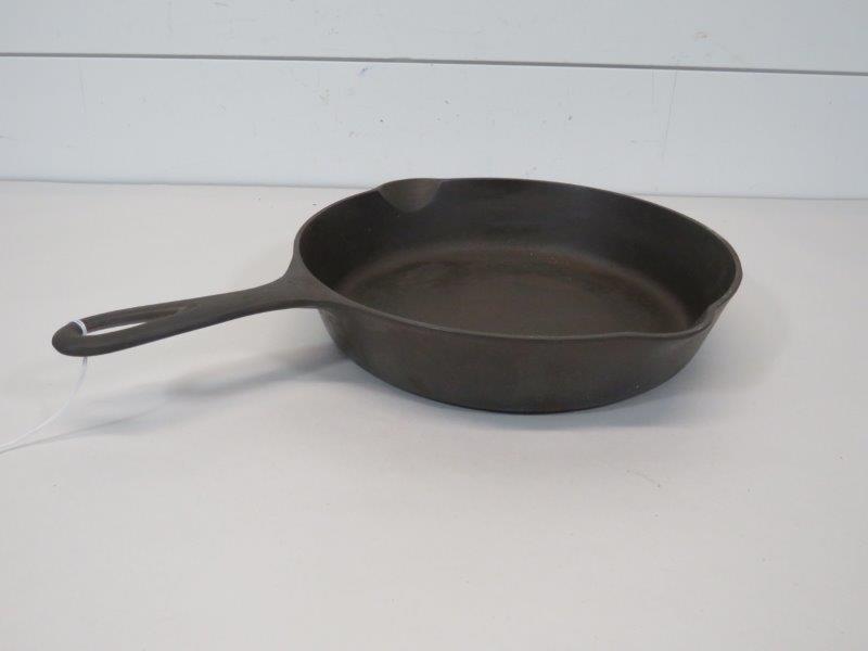 Griswold Small Logo No. 7 Cast Iron Skillet (1 of 8)