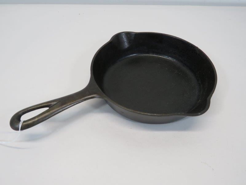 Griswold Large Logo No. 4 Cast Iron Skillet (1 of 8)