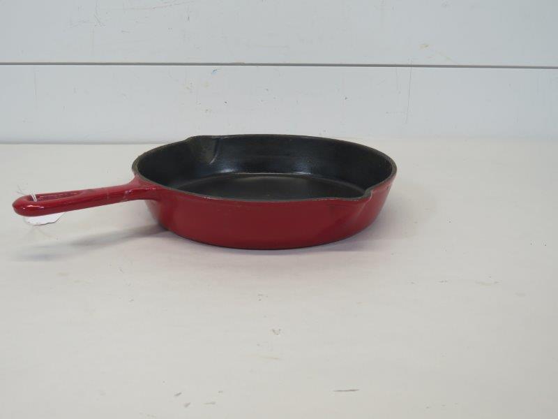 Bella Red Enameled Cast Iron Skillet (1 of 7)