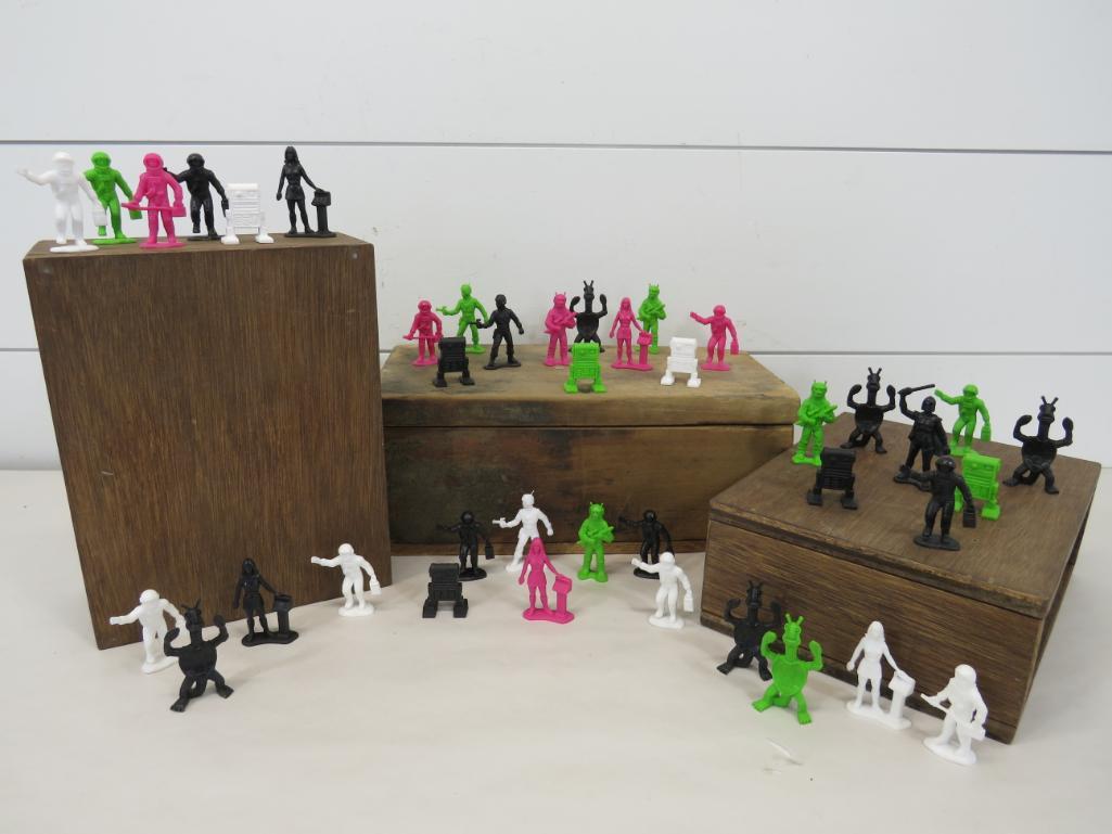 Vintage Plastic Space Age Figurines (40) (1 of 9)