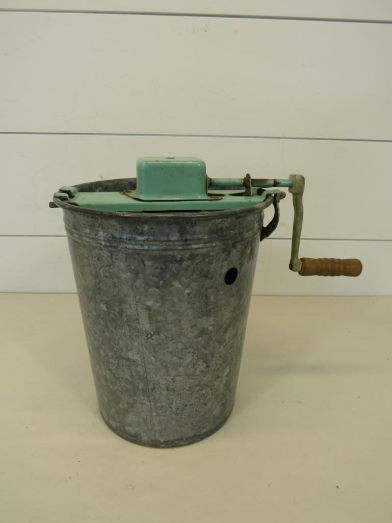 Hand Crank Ice Cream Freezer (1 of 7)