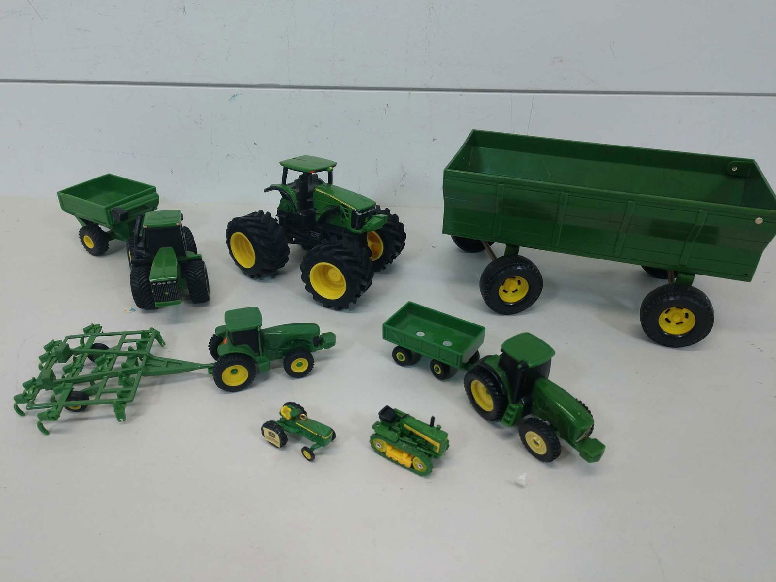 Lot of Ertl John Deere Tractors (1 of 8)
