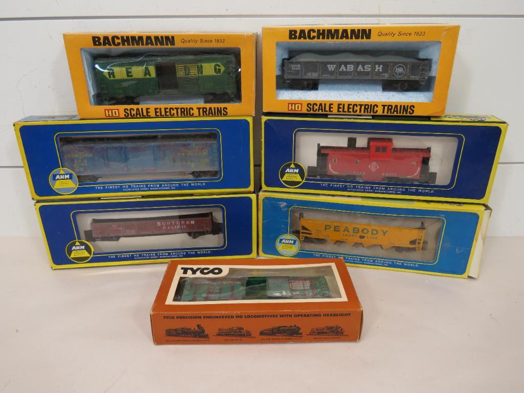 Assorted HO Scale 'Weathered' Freight Cars (7) (1 of 14)