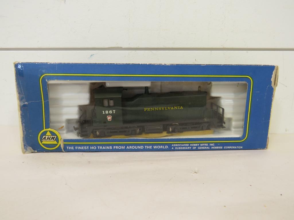 AHM-Rivarossi HO Scale EMD SW-1 Diesel Locomotive: This item is shippable. We offer combined shipping in-house. Dimensions: 5" Runs forward and reverse. Operating headlight. Photos will serve to represent any other condition issues. Condition repo
