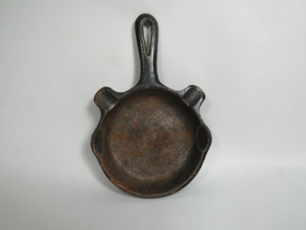Vintage Griswold Mini Skillet Shaped Ashtray (1 of 7)
