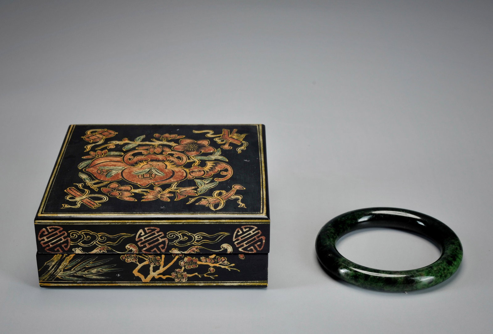A Carved Jadeite Bangle with Box Qing Dynasty: A Carved Jadeite Bangle with Box Qing Dynasty D:5.7cm;73g