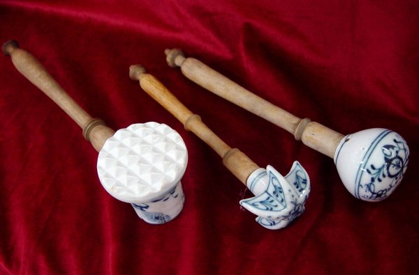 3 BLUE & WHITE PORCELAIN UTENSILS WITH SHORT WOODEN