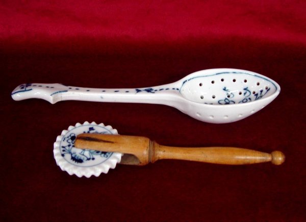 BLUE & WHITE PORCELAIN STRAINER & PIE CRIMPER 10" LO