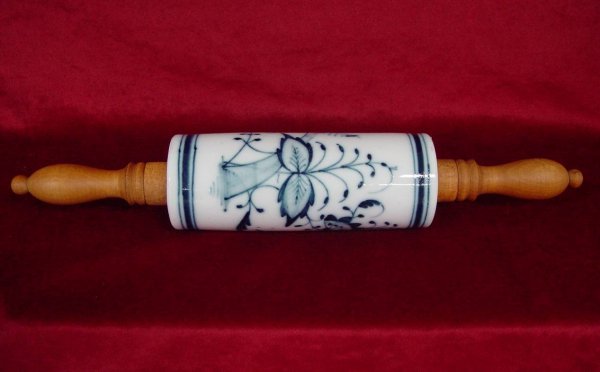 BLUE & WHITE PORCELAIN ROLLING PIN UNMARKED MEISSEN