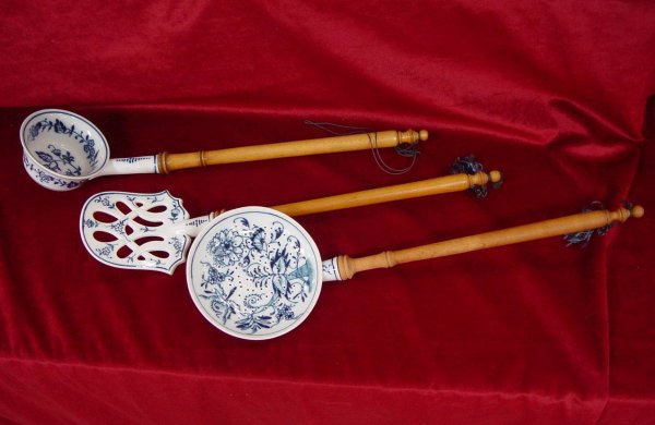 3 BLUE & WHITE PORCELAIN UTENSILS WITH LONG WOODEN H