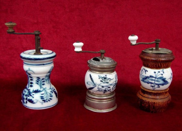 3 BLUE & WHITE PORCELAIN SPICE GRINDERS 8 1/2" ACROS