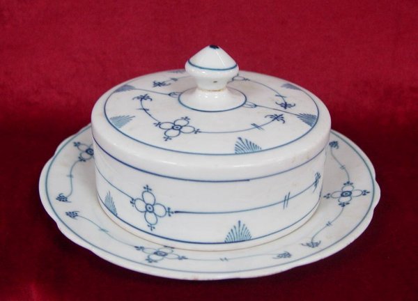 BLUE & WHITE PORCELAIN COVERED BUTTER DISH MARKED MO