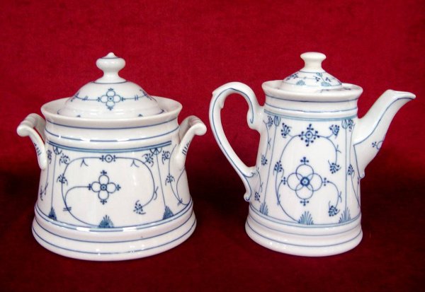 BLUE & WHITE PORCELAIN CREAMER & SUGAR UNMARKED MEIS