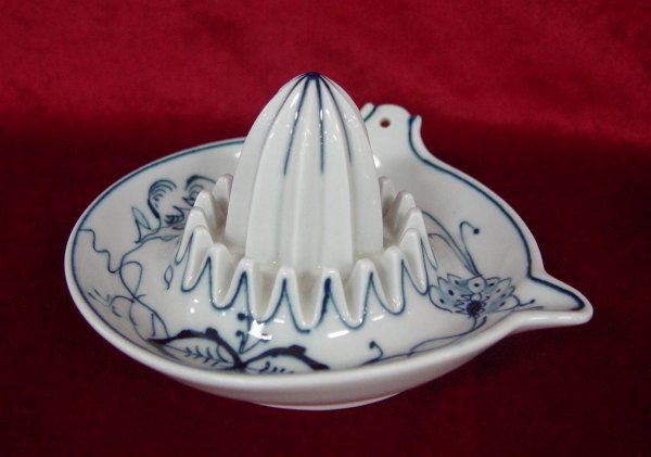 BLUE & WHITE PORCELAIN JUICER UNMARKED MEISSEN 3" T