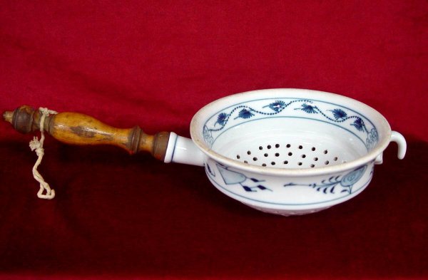 BLUE & WHITE PORCELAIN STRAINER WITH HANDLE UNMARKE