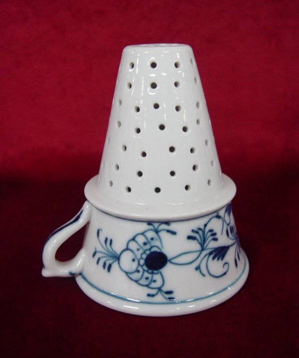BLUE & WHITE PORCELAIN STRAINER UNMARKED MEISSEN 4
