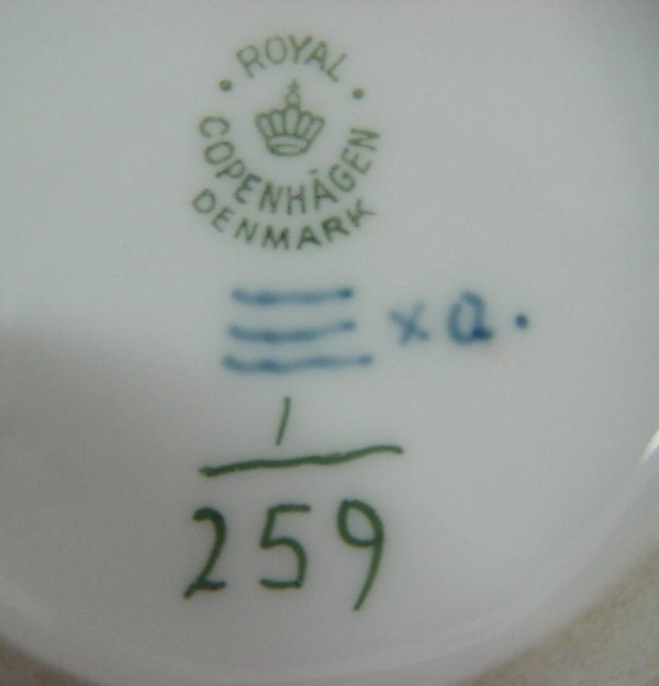 BLUE & WHITE PORCELAIN TEA POT SIGNED ROYAL COPENHA - 2