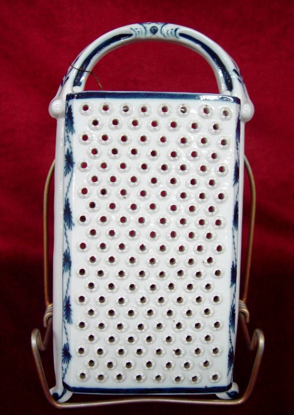 BLUE & WHITE PORCELAIN GRATER UNMARKED MEISSEN 9 1/