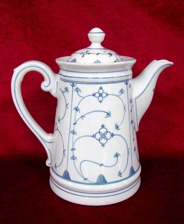 BLUE & WHITE PORCELAIN COFFEE POT UNMARKED MEISSEN