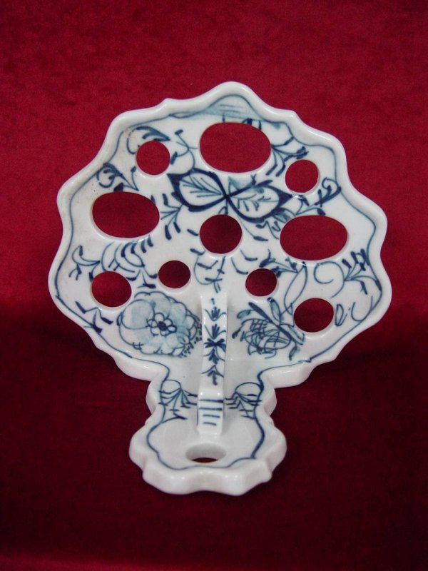BLUE & WHITE PORCELAIN WALL UTENSIL HOLDER UNMARKED