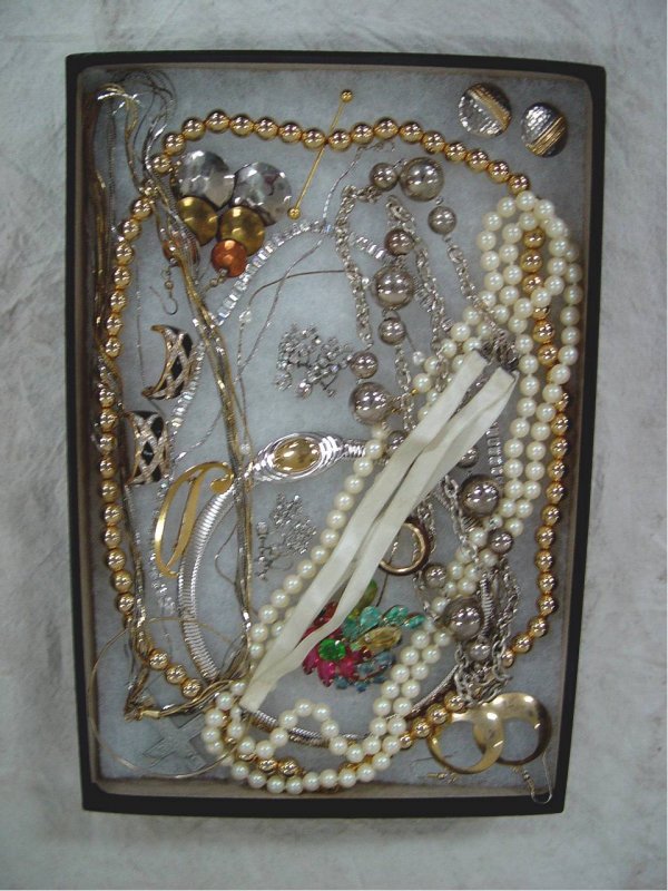 1 LOT OF COSTUME JEWELRY