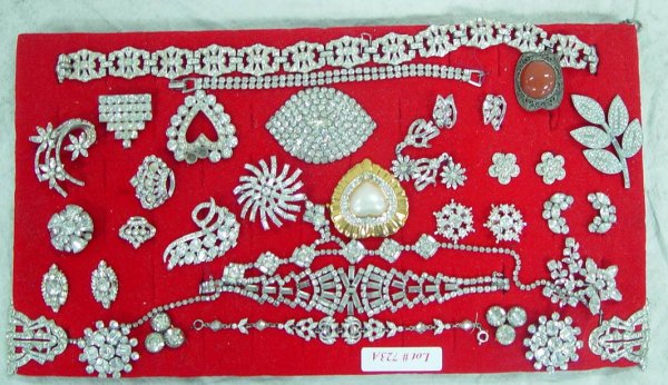 1 LOT OF COSTUME JEWELRY