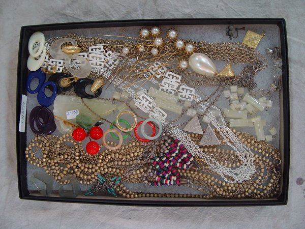 1 LOT OF COSTUME JEWELRY