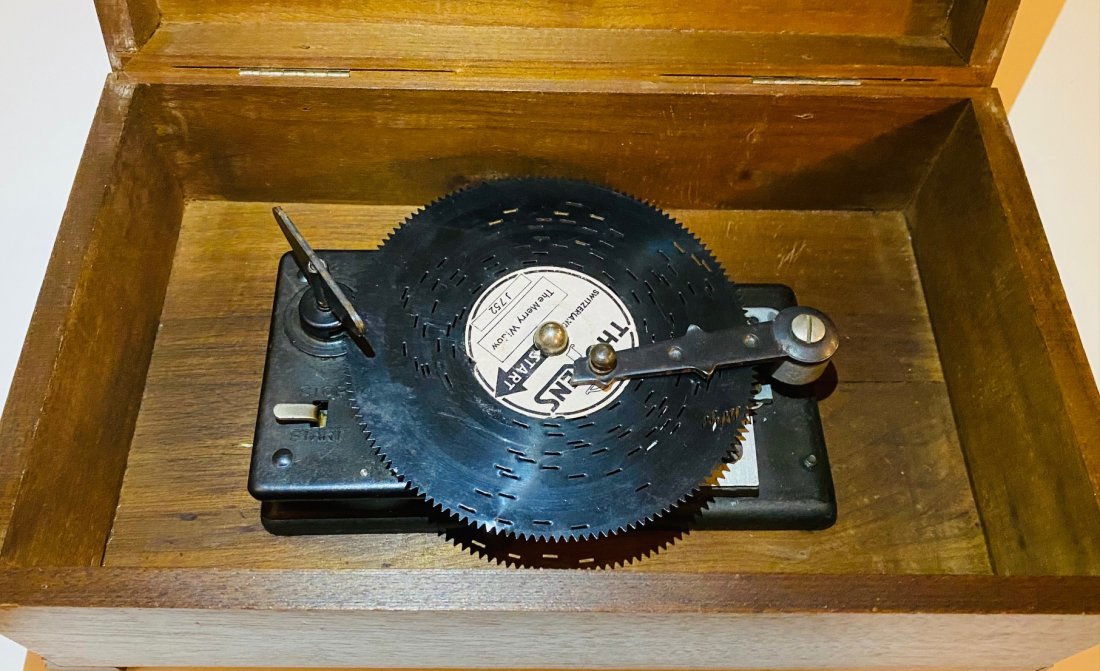 THORENS MUSIC BOX WITH DISCS (1 of 3)