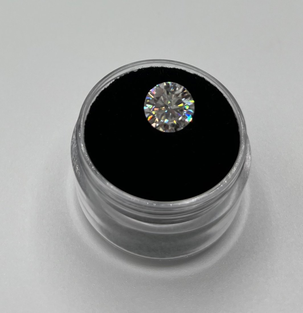 Moissanite VVS: 2.0 Carat VVS1 Moissanite Stone With GRS COA . VÃ­deo of the stone can be checked in Vangove Auction Instagram @vangoveauction https://www.instagram.com/reel/CYIcmyPh6rz/?utm_medium=copy_link